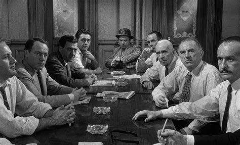 ¡12 Angry Men!  Un Debate Apasionante Sobre la Justicia y el Poder de la Dudas?