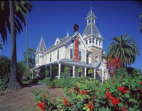 Falcon Crest ¡Una saga familiar explosiva que te atrapará en las colinas de Napa Valley!